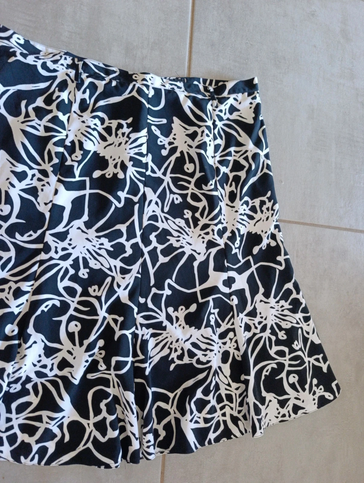 Jupe femme un temps pour elle taille 50 noire et blanche fleurie – longueur 70 cm – photo 3
